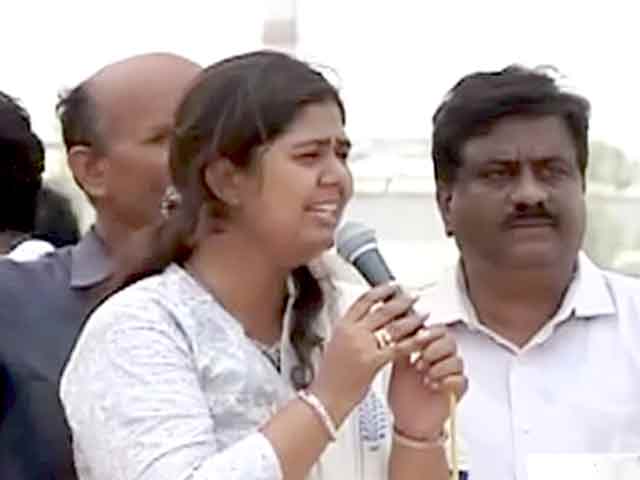 Videos : परली :गोपीनाथ मुंडे की बेटी ने भीड़ से की शांति की अपील
