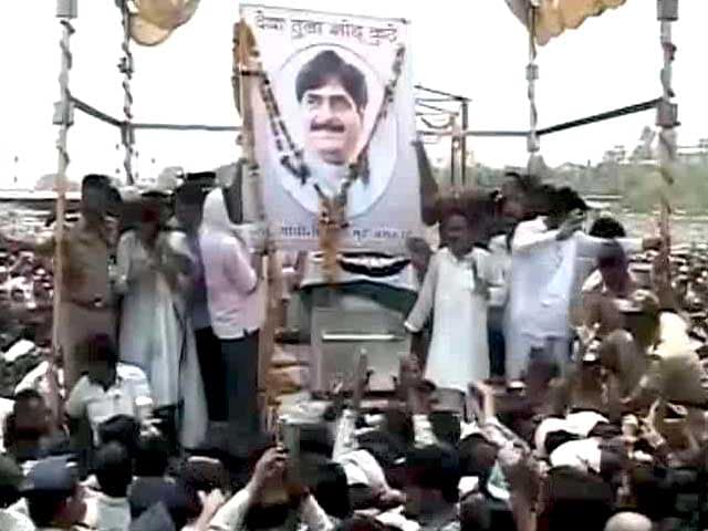 Video : Sea of Supporters in Beed For Munde's Funeral
