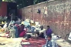 घर नहीं लौटना चाहते डेढ़ माह से दिल्ली में पड़े ये दलित... घर नहीं लौटना चाहते डेढ़ माह से दिल्ली में पड़े ये दलित...