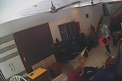 कैमरे में कैद : नोएडा में दिनदहाड़े व्यापारी को मारी गई गोली कैमरे में कैद : नोएडा में दिनदहाड़े व्यापारी को मारी गई गोली