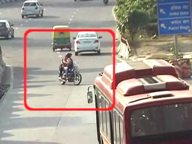 प्राइम टाइम इंट्रो : सड़क सुरक्षा प्राथमिकता क्यों नहीं?