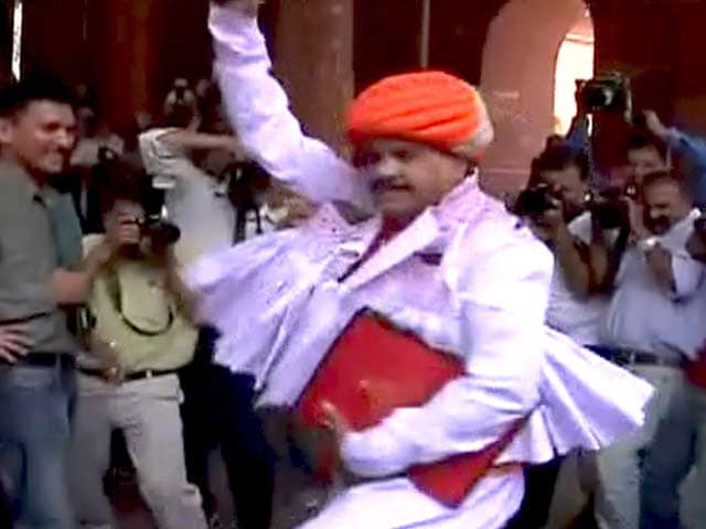 संसद में जाने से पहले गुजरात के सांसद ने किया डांस