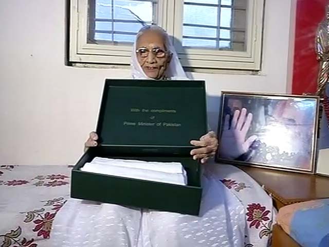 नरेंद्र मोदी की मां को नवाज का तोहफा