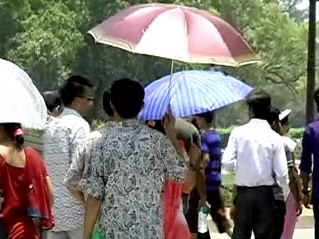 Video : गर्मी से बेहाल हुए दिल्ली के लोग