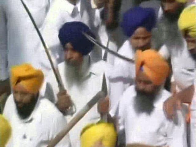 Video : Over 12 Injured as Two Groups Clash Inside Golden Temple Premises