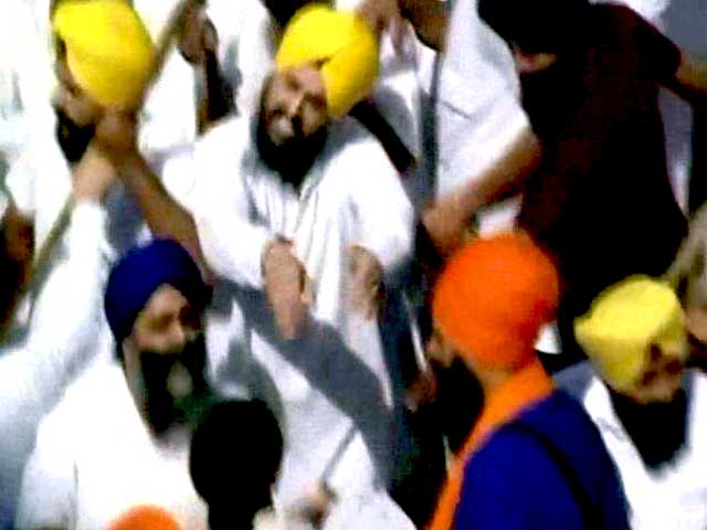 ऑपरेशन ब्लू स्टार की बरसी पर स्वर्ण मंदिर में दो गुट आपस में भिड़े