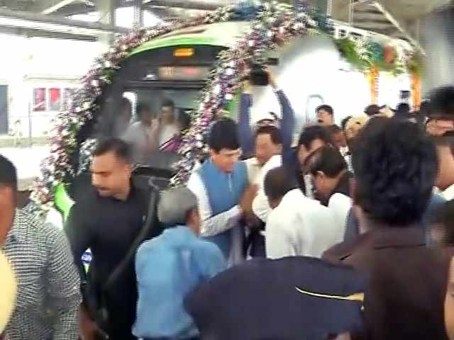 Videos : मुख्यमंत्री पृथ्वीराज चव्हाण ने किया मुंबई मेट्रो का उद्घाटन