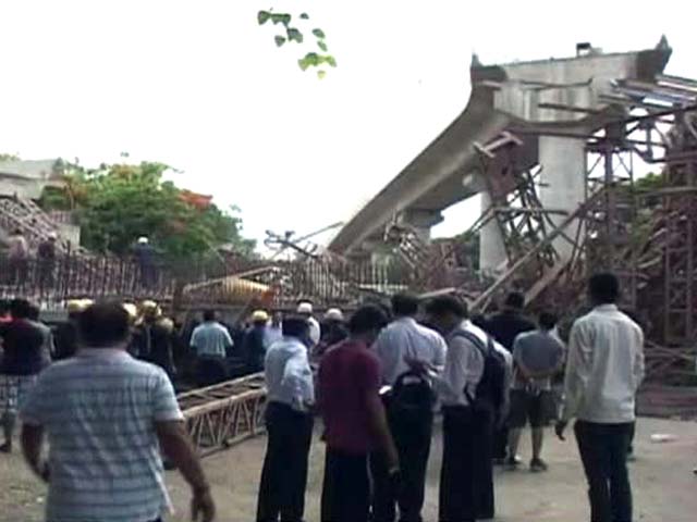 सूरत : फ्लाईओवर का हिस्सा ढहा, छह मजदूर दबे...