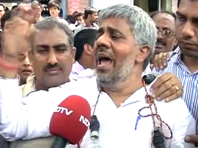 दिल्ली में बिजली-पानी संकट : कांग्रेस कार्यकर्ताओं का प्रदर्शन