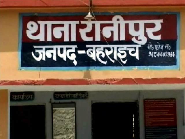 बहराइच : पेड़ से लटका मिला महिला का शव, गैंगरेप का भी शक