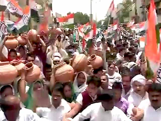 दिल्ली में बिजली, पानी संकट के विरोध में प्रदर्शन