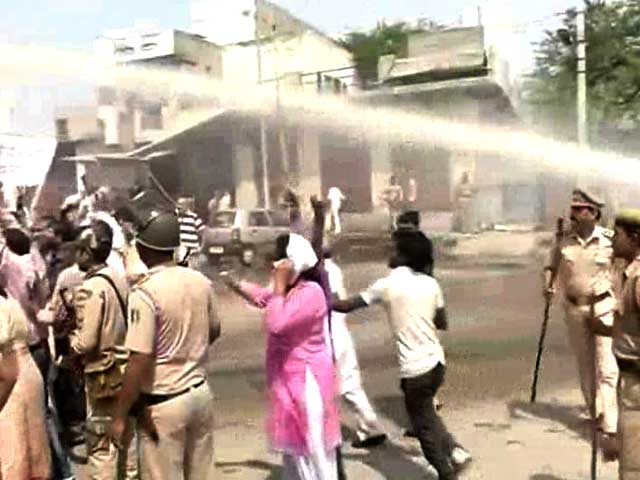 Delhi: Congress Leaders Detained During Protest Against Power Crisis