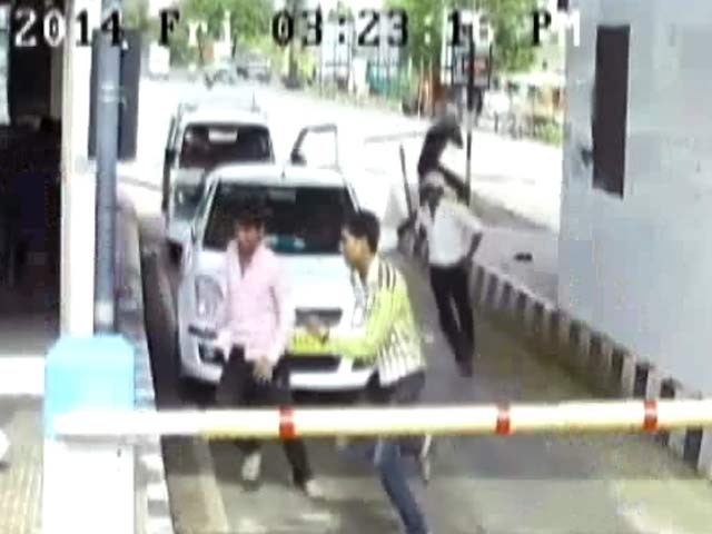 कैमरे में कैद : देवास में टोल कर्मचारियों पर हमला