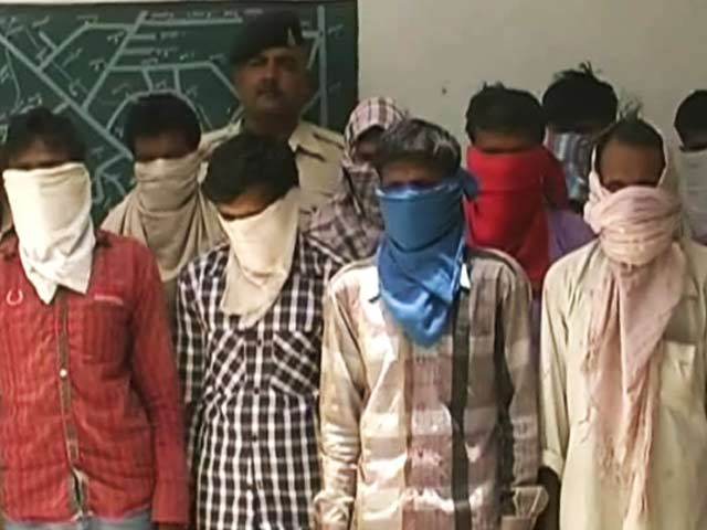 महिला को गैंगरेप के बाद निर्वस्त्र कर घुमाया