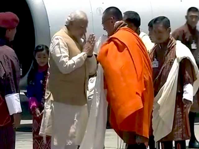 पीएम नरेंद्र मोदी पहले विदेश दौरे पर भूटान पहुंचे