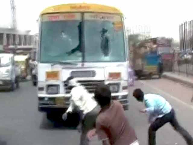 Videos : फिरोजाबाद में पुलिसवालों की हत्या से नाराज लोगों का उग्र प्रदर्शन