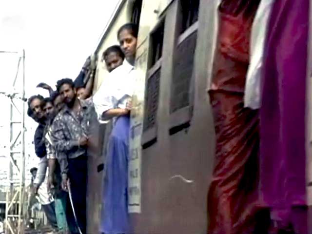 महफूज नहीं मुंबई लोकल?