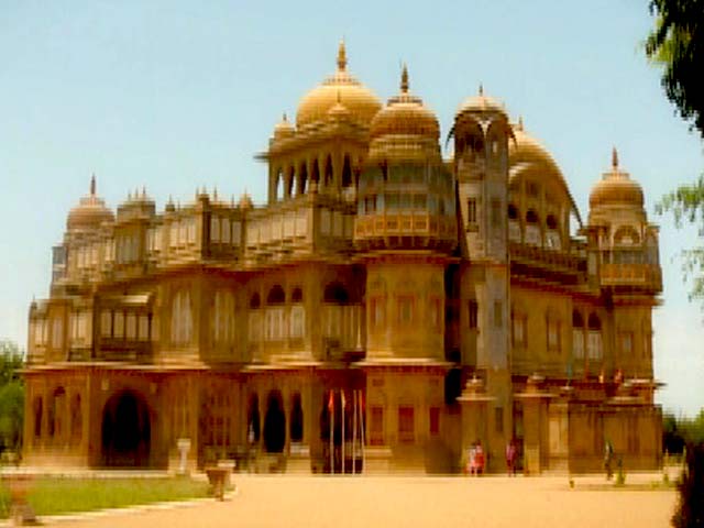 Follow The Star Visits Vijaya Vilas Palace