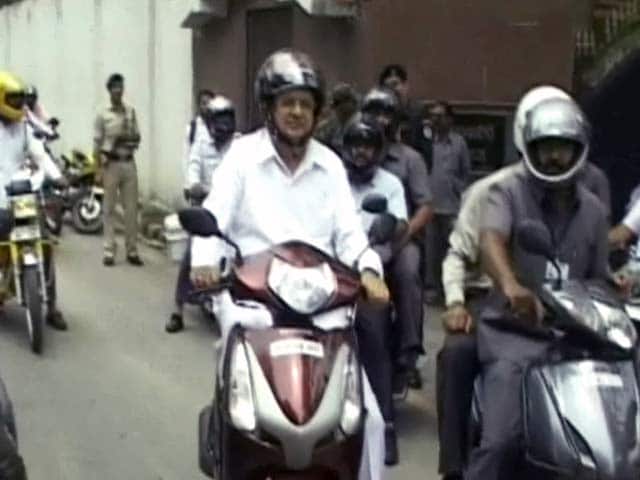 Videos : स्कूटर पर सवार हुए मुख्यमंत्री रमन सिंह
