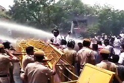 रेल किराये में बढ़ोतरी के खिलाफ जगह-जगह प्रदर्शन रेल किराये में बढ़ोतरी के खिलाफ जगह-जगह प्रदर्शन