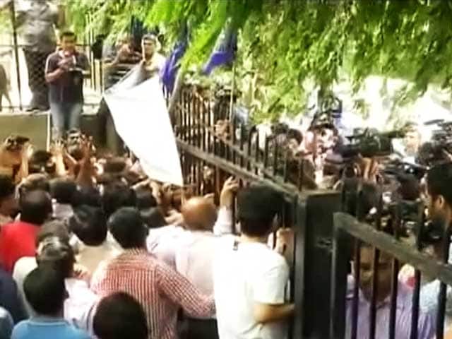 Videos : कैंपा कोला निवासियों के आगे मजबूर बीएमसी