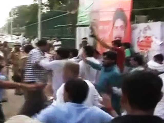 Videos : एसपी-बीजेपी कार्यकर्ताओं में भिड़त