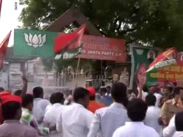Video : BJP, Samajwadi Party Workers Clash in Lucknow