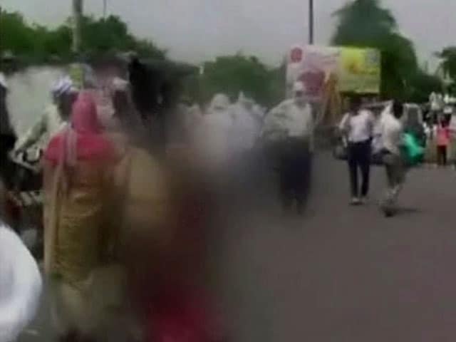Videos : कानपुर : अतिक्रमण हटाने के दौरान दिखी पुलिस की बर्बरता