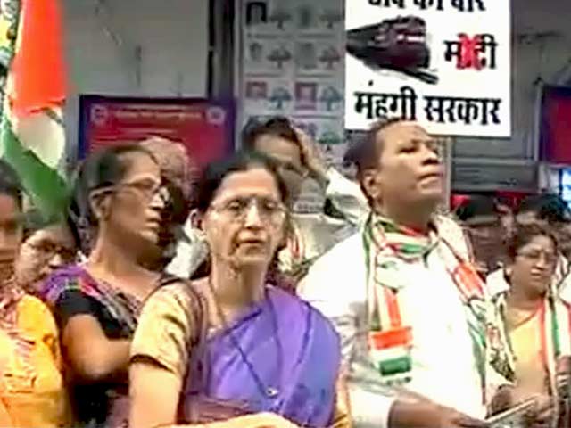 रेल किरायों में बढ़ोतरी : मुंबई के सीएसटी में विरोध प्रदर्शन