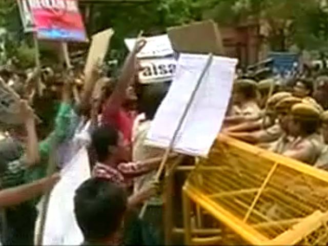 Delhi University Suspends Admissions, Students Stranded