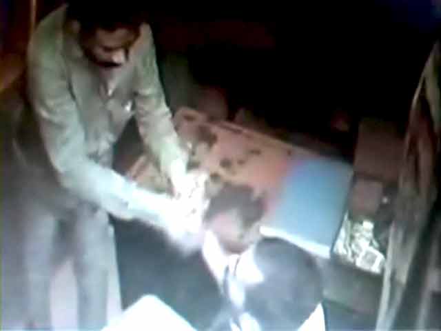 Video : कैमरे में कैद : ममता की पार्टी के नेता ने होटल मैनेजर को जमकर पीटा