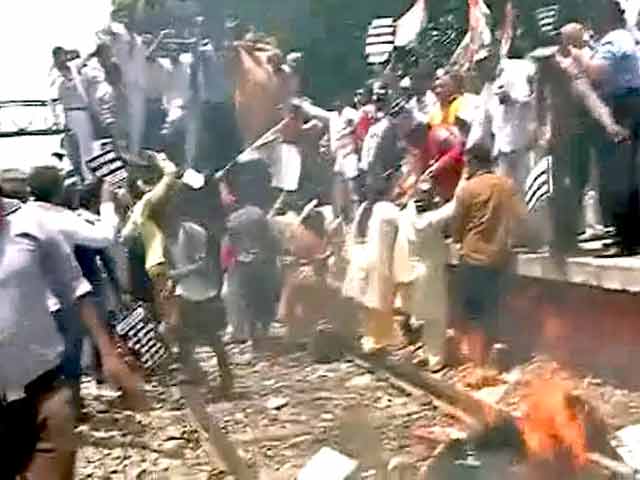 Videos : दिल्ली : रेल किरायों को लेकर कांग्रेस का प्रदर्शन