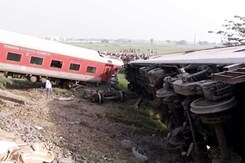 बिहार : दिल्ली-डिब्रुगढ़ राजधानी एक्सप्रेस पटरी से उतरी, पांच की मौत बिहार : दिल्ली-डिब्रुगढ़ राजधानी एक्सप्रेस पटरी से उतरी, पांच की मौत