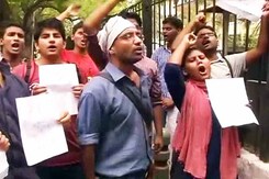 एडमिशन विवाद : छात्रों ने डीयू प्रवक्ता का घेराव किया एडमिशन विवाद : छात्रों ने डीयू प्रवक्ता का घेराव किया