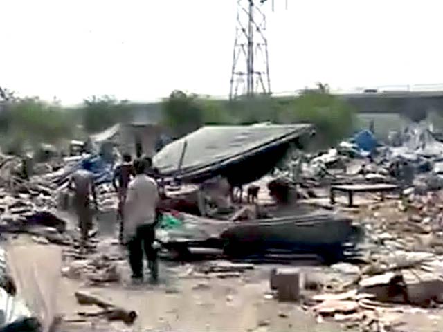 डीडीए ने चलाया बुलडोजर, 200 बच्चे बेघर डीडीए ने चलाया बुलडोजर, 200 बच्चे बेघर