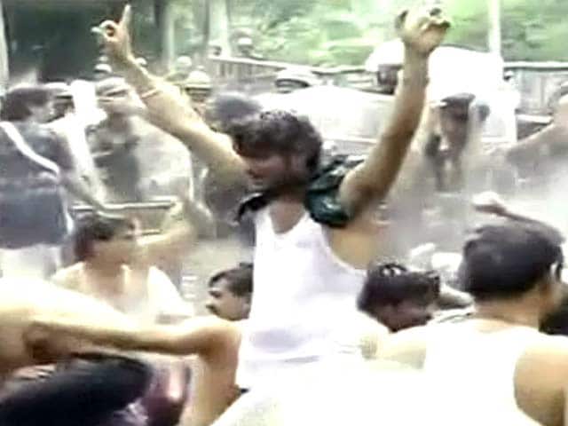Videos : व्यापम घोटाला : भोपाल में सीएम आवास के बाहर कांग्रेस कार्यकर्ताओं का प्रदर्शन