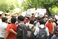 खबरों की खबर : डीयू-यूजीसी की खींचतान में गया दोनों का सम्मान खबरों की खबर : डीयू-यूजीसी की खींचतान में गया दोनों का सम्मान