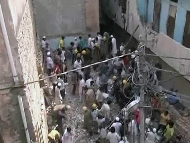 दिल्ली के इंद्रलोक इलाके में इमारत गिरी, 10 की मौत