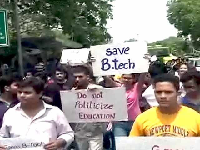 Videos : डीयू के बीटेक छात्रों ने किया प्रदर्शन