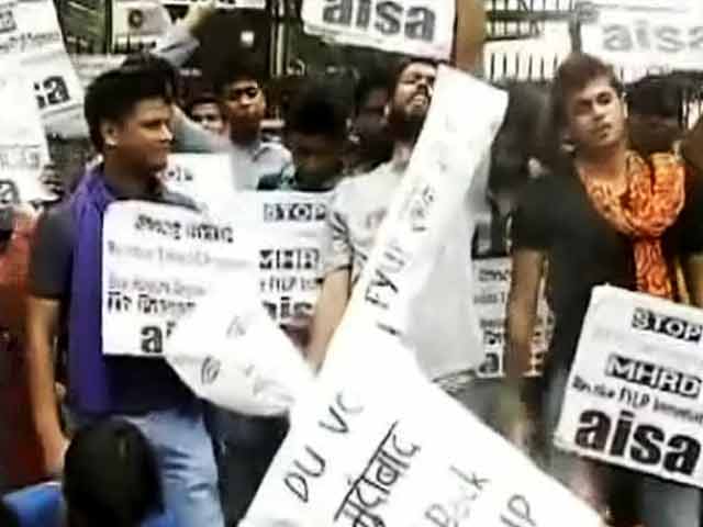 एफवाईयूपी विवाद : अहं के टकराव में पिस गए छात्र