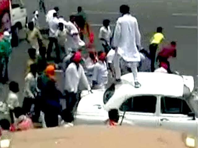 Videos : लखनऊ : बीजेवाईएम प्रदर्शनकारियों ने तोड़ी एनडीटीवी की गाड़ी