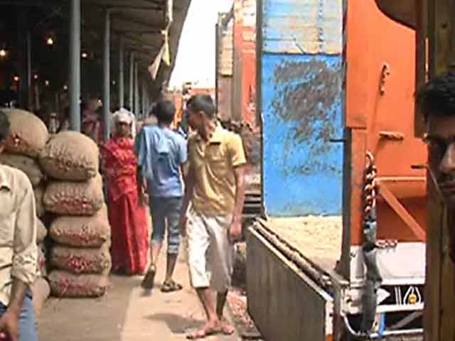 जमाखोरी के खिलाफ दिल्ली में थोक और खुदरा कारोबारियों पर छापे