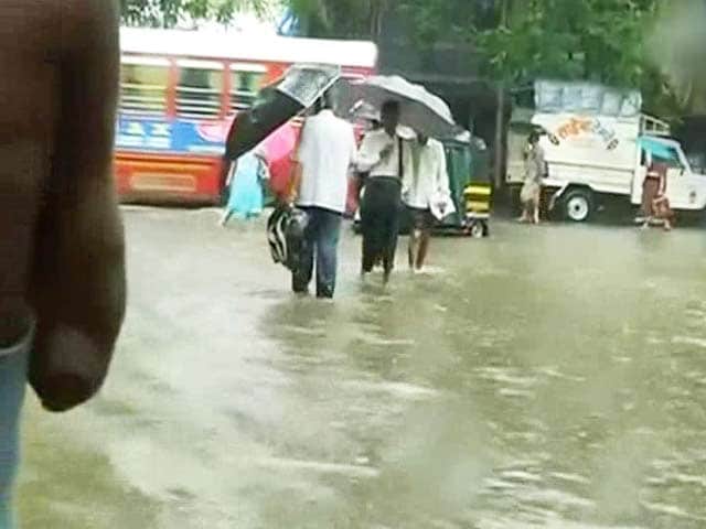 Video : Monsoon Finally Lashes Mumbai With Heavy Rains, Slows Down Traffic