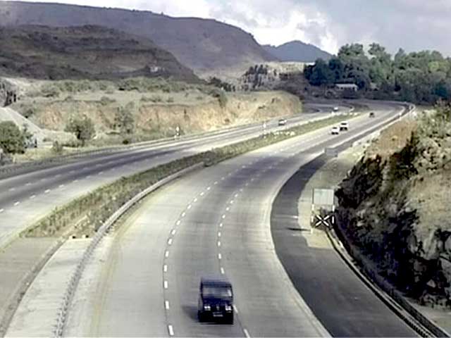 Videos : खस्ताहाल राजमार्गों पर श्वेत पत्र : 'यूपीए की गलत नीतियां जिम्मेदार'