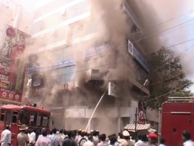 In Bangalore, Gold Flung Out in Plastic Bags After Fire in Jewellery Store