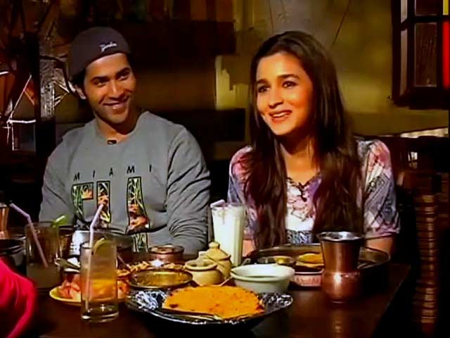 Video : Humpty Sharma is Hungry: Alia and Varun Enjoy 'Dhaba' Delights