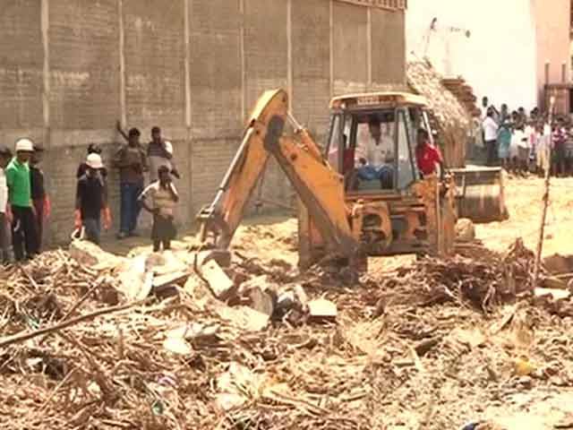 Video : Tiruvallur: 11 Dead as Godown Wall Collapses, One Held