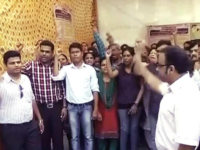 Videos : महाराष्ट्र में हड़ताली डॉक्टरों पर सरकार की सख्ती
