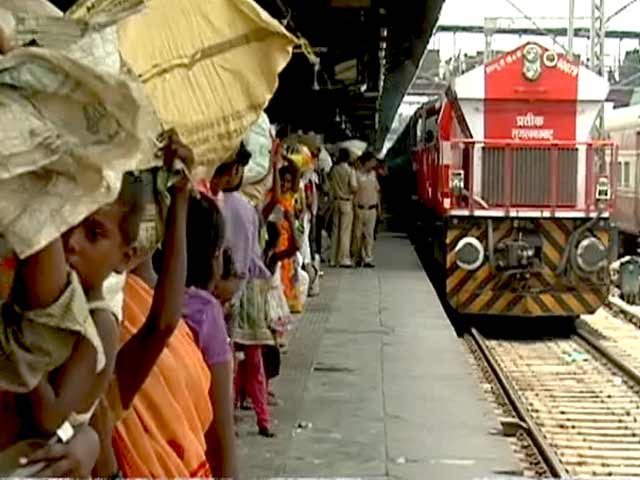 Videos : रेलवे मालामाल, पब्लिक है बेहाल
