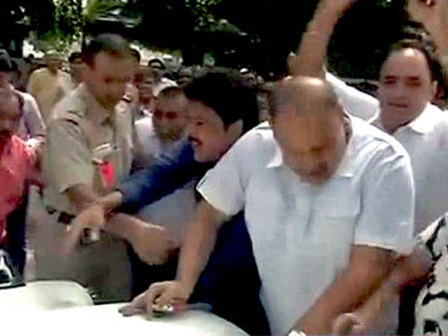 Videos : रेलमंत्री गौड़ा के घर के बाहर कांग्रेस का प्रदर्शन